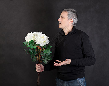 男人拿着一束花束情人感情礼物快乐叶子追求者微笑男性展示情感图片