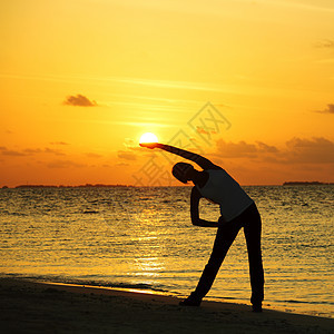 日落瑜伽妇女天堂精神女孩海滩身体海岸自由旅行天空运动图片