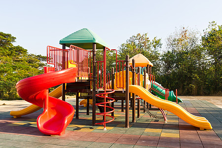 公园儿童游乐场操场城市地面孩子们栏杆晴天玩具城堡设备塑料图片