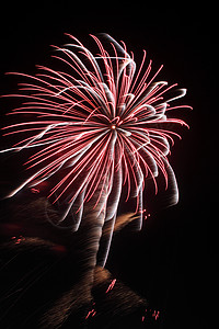 夜中烟火花火火花节日焰火火箭红色图片