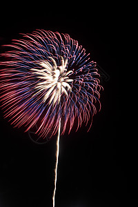 夜中烟火焰火花火节日火花红色火箭图片