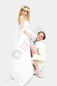 结婚那天 年轻夫妇在工作室装扮投标女士乐趣热情新娘快乐拥抱新郎未婚妻婚礼图片