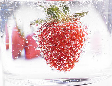 矿泉水中的草莓 有鼻孔水果季节饮料味道泡泡浆果叶子产品食物兴奋剂图片