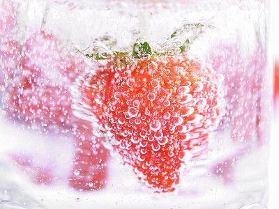矿泉水中的草莓 有鼻孔兴奋剂二氧化碳季节饮食食物玻璃叶子果汁生产饮料图片