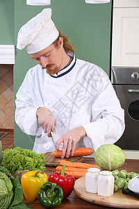 在厨房准备午餐的年轻厨师食物衣服工人烹饪工作职业烤箱服务美食盘子图片