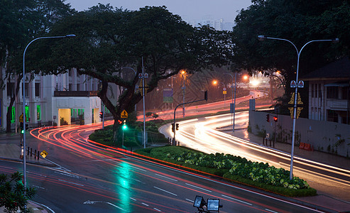 日落时公路灯交通速度驾驶街道地标汽车运动线条市中心景观图片