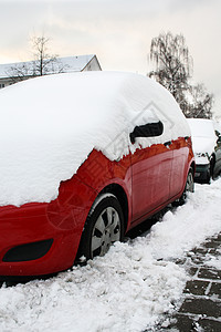 冬季红车在路上图片