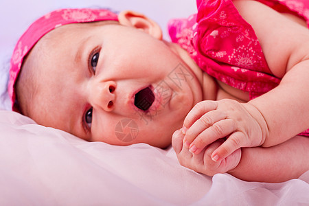 新生儿头巾裙子姿势粉色女孩快乐织物新生婴儿说谎图片