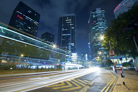 夜里在香港市中心贩卖天空摩天大楼建筑公共汽车天际市中心交通地标街道景观图片