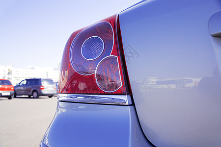 现代蓝色金属汽车的刹车灯图片
