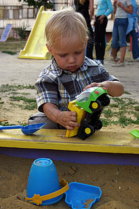 男孩婴儿玩耍创造力游戏室喜悦童年男孩们享受闲暇公园汽车孩子图片