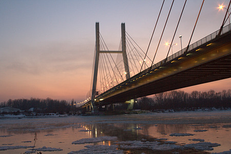 华沙的公路桥 晚上时间;图片