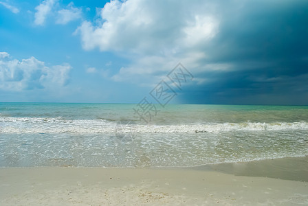 暴风雨前的海景图片