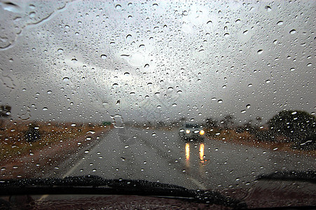 挡风屏上的滴滴驾驶挡风玻璃车辆天气图片