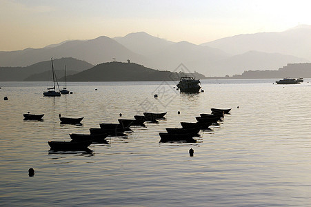 日落船反射假期帆船海浪旅游日落橙子海滩太阳海洋图片