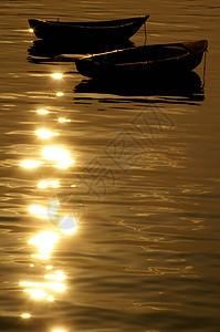 日落时乘船飞越海洋图片