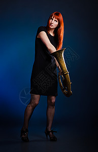 女喇叭女音乐家黑色管子场景怪物音乐女士红色红发女性图片