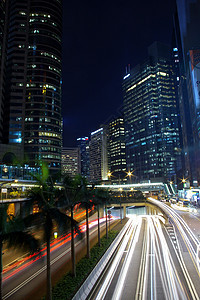 香港的夜间现场公共汽车景观驾驶市中心摩天大楼交通天空速度运输天际图片