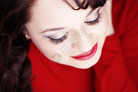 漂亮的黑褐色红色嘴唇微笑化妆品发型快乐口红黑发容貌睫毛图片