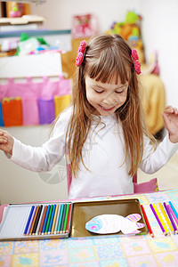 小女孩画画童年幼儿园艺术学习桌子幸福绘画女孩快乐画家图片