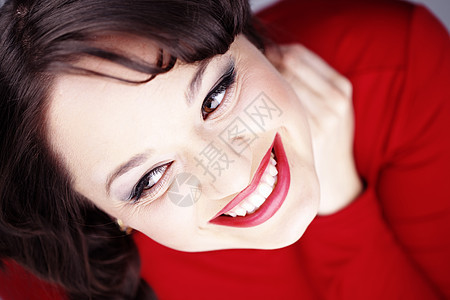 漂亮的黑褐色口红容貌嘴唇女士化妆品微笑美丽发型工作室快乐图片