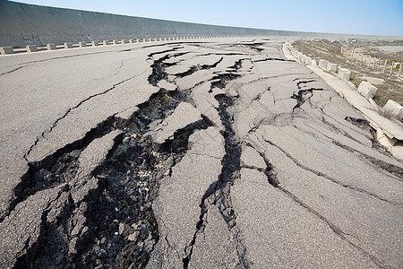 地震后断裂道路图片