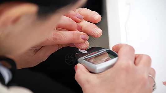 糖尿病血细胞血液测量样本疼痛拇指监视依赖胰岛素测试医院手指仪表图片