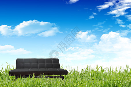 草地上的沙发装饰奢华日落衣服旅行天空座位花园国家太阳图片
