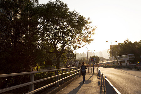 日落沿路行走图片