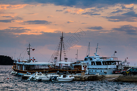 克罗地亚日落时罗文杰市附近许多船图片