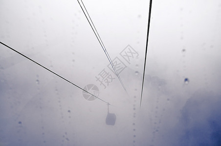 电缆车顶峰山脉运输灰色薄雾森林高架绳索季节电线图片