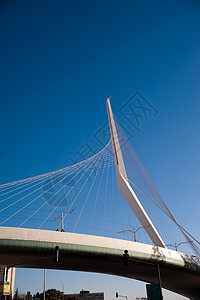 耶路撒冷大桥对角线天空金属树干电缆支柱建筑学城市蓝色场景图片