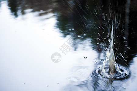 在水库的水中喷洒强力水气泡池塘海浪环境雨滴液体蓝色反射同心波纹图片