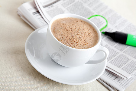 早晨咖啡与报纸荧光笔杯子桌布时间按钮桌子公司商业绿色早餐图片