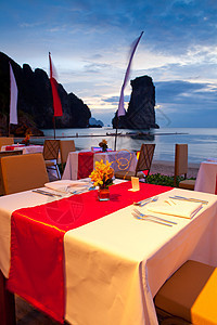 日落时吃晚饭热带食物桌子太阳饮料派对用餐蓝色旅行桌布图片