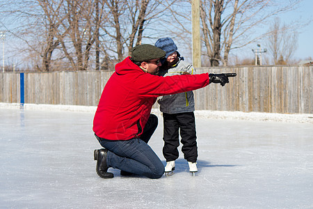 父亲教女儿如何溜冰滑冰女性冬装播放平衡两个人父母教学孩子学习晴天图片