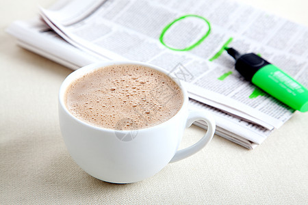 早晨咖啡与报纸按钮工作公司办公室荧光笔杯子桌布网络商业时间图片