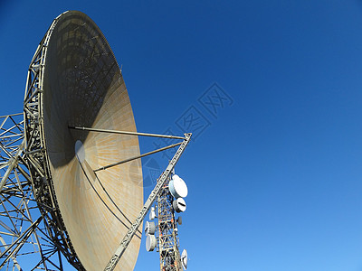 旧雷达基地现代电讯天线基站基础图片
