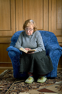 祖母坐在扶手椅上图片