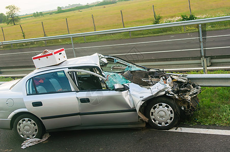 公路上的车祸事故图片