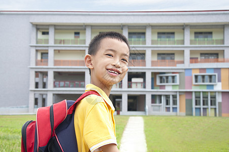 亚裔孩子很高兴去上学图片