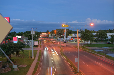 日落时巴拿马的主要高速公路(美洲之城) 这个图片