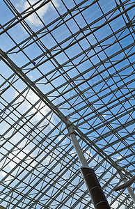现代建筑的玻璃屋顶和蓝天图片