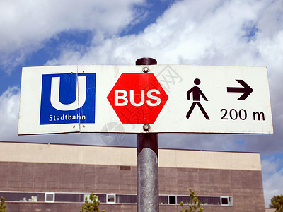 Ubahn 标志行人民众公共汽车过境信号管子运输城市旅行火车图片