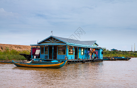 柬埔寨Tonle Sap湖高地的房屋收获树液热带贫困旅游漂浮码头反射建筑学渔夫图片