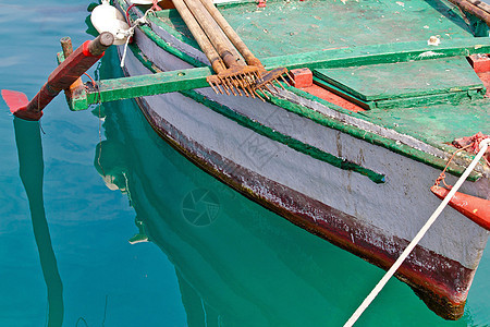 旧木式渔船细节运输包扎钓鱼码头海洋港口支撑木材绳索船头图片