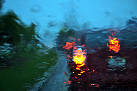 下雨车道图片