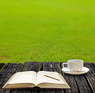 休息以写笔记本 在花园喝热咖啡图片