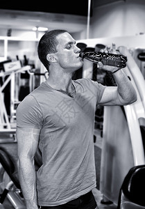 在健身俱乐部做运动员运动的男子男人口渴健康力量健美享受瓶子身体肌肉训练图片