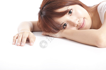美丽的亚洲女人睡在办公桌上图片